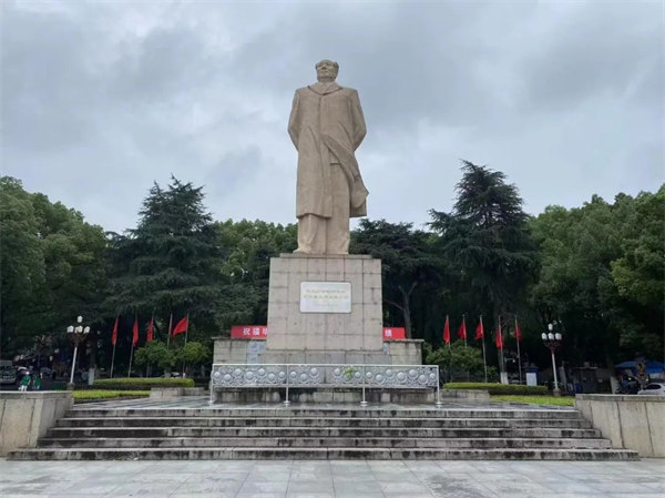 湖南大學(xué)，毛主席雕像