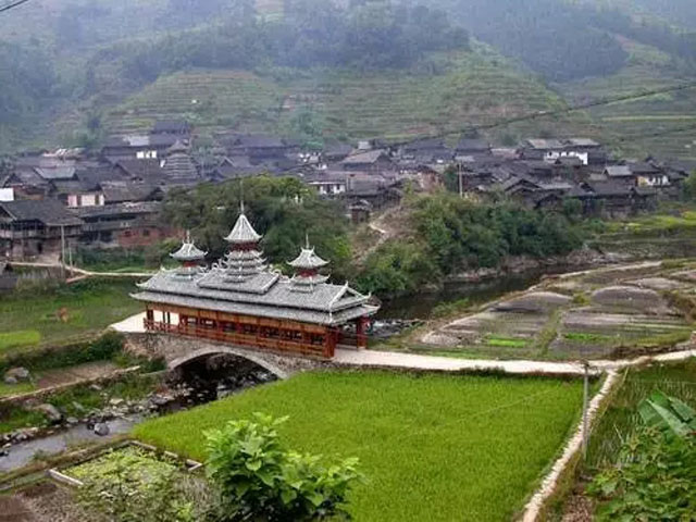 來到古樸的岜扒，這里自然生態(tài)完好，吊腳樓、鼓樓、花橋掩映于叢林